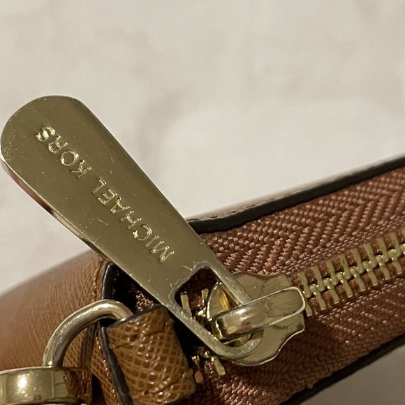 Michael Kors Jet Set Smartphone Wristlet - Picture 4 of 13